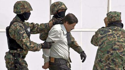 Abgeführt: Der mexikanische Drogenboss Joaquín Guzmán bei der Festnahme.