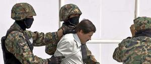 Abgeführt: Der mexikanische Drogenboss Joaquín Guzmán bei der Festnahme.