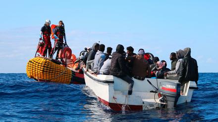 Teammitglieder der Hilfsorganisation SOS Méditerranée vom Schiff „Ocean Viking“ nähern sich einem Boot mit 30 Menschen. 