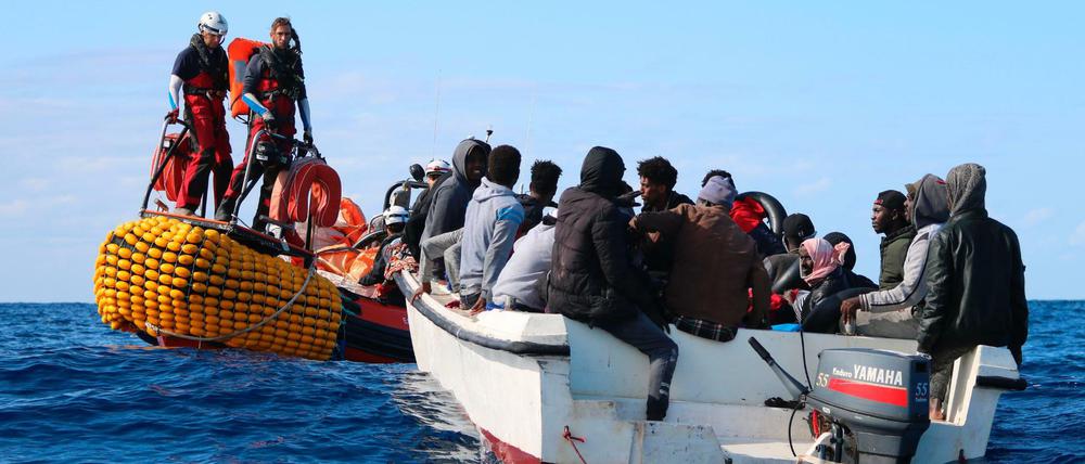Teammitglieder der Hilfsorganisation SOS Méditerranée vom Schiff „Ocean Viking“ nähern sich einem Boot mit 30 Menschen. 