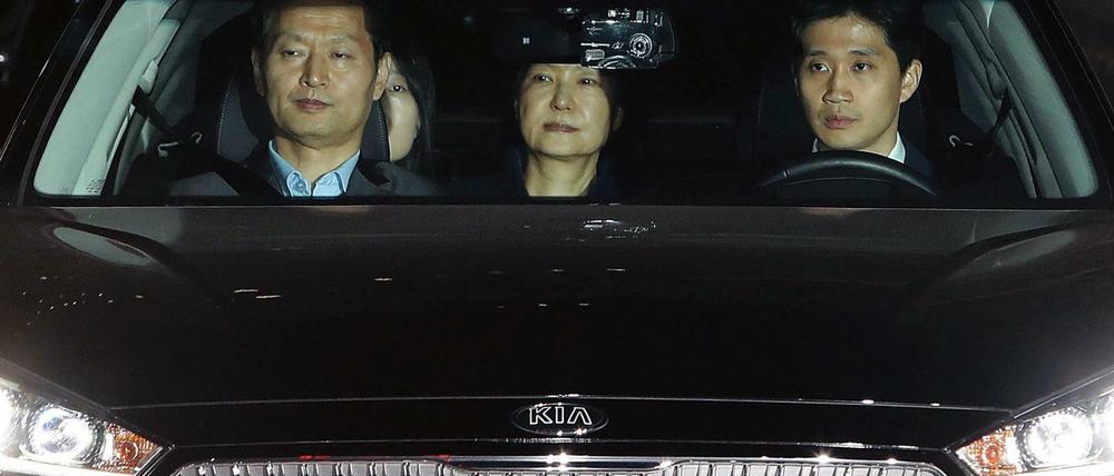 Die frühere Präsidentin von Südkorea, Park Geun Hye (M), wird am Donnerstagabend in Haft gefahren. 