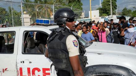 Polizei vor der US-Botschaft in Port-au-Prince