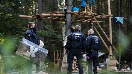  Polizeieinsatz im Hambacher Forst - In dem von Umweltaktivisten besetzten Wald werden Barrikaden geräumt