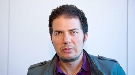 Der deutsch-ägyptische Schriftsteller und Politologe Hamed Abdel-Samad posiert am 01.07.2013 in München (Bayern) während eines Interviewtermins. 
