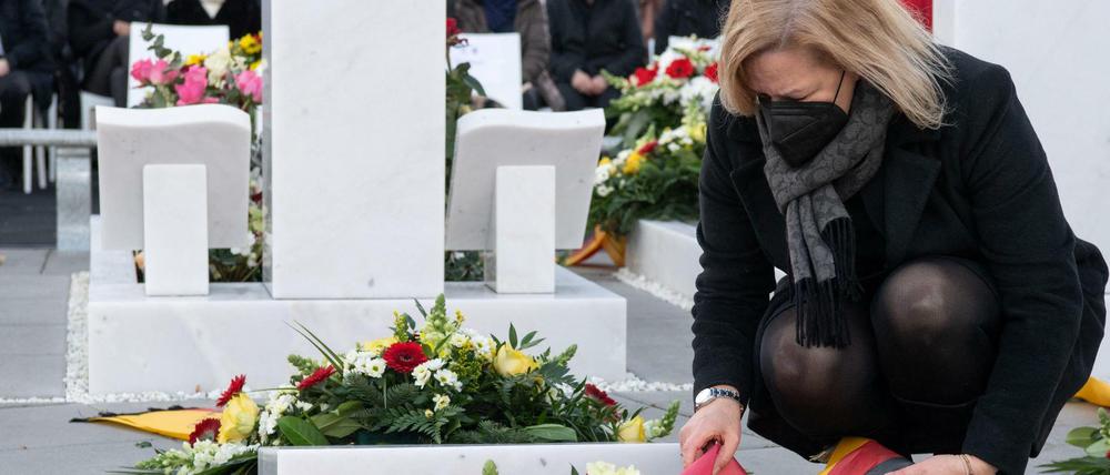 Bundesinnenministerin Nancy Faeser legt auf dem Friedhof einen Kranz nieder. 