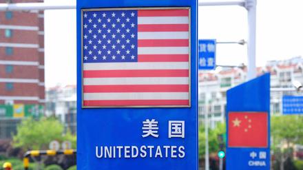Ein Display mit den US-amerikanischen und chinesischen Flaggen in einer Freihandelszone Shenzhen