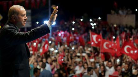 Der türkische Präsident Erdogan spricht vor Anhängern in Istanbul.