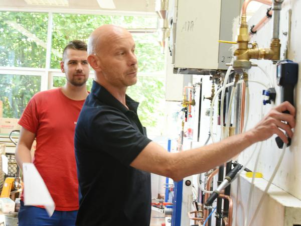 Im Bildungs- und Technologiezentrum der Handwerkskammer Leipzig werden Anlagenmechaniker für Sanitär-, Heizungs- und Klimatechnik ausgebildet. 