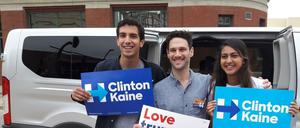 Hillary Clinton setzte auf freiwillige Helfer - die SPD hat das beeindruckt: In Cincinatti brachte Hollywood-Star Justin Bartha (M) Studenten mit einem Fahrservice zum "Early Voting" ins Wahllokal.