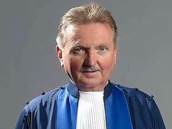 Am 21. Juli ist der deutsche Richter am Internationalen Strafgerichtshof Hans-Peter Kaul nach schwerer Krankheit gestorben. Erst zum 1. Juli hatte er wegen seiner Erkrankung sein Amt aufgeben müssen. 