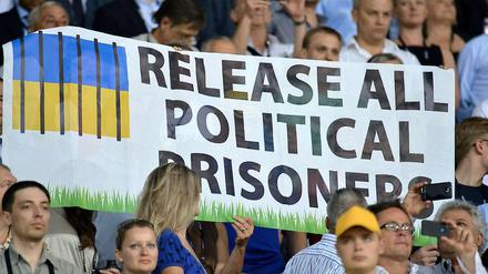 Die Grünen-Abgeordneten Werner Schulz und Rebecca Harms (beide verdeckt) fordern beim Spiel Niederlande-Deutschland Freiheit für alle politischen Häftlinge in der Ukraine