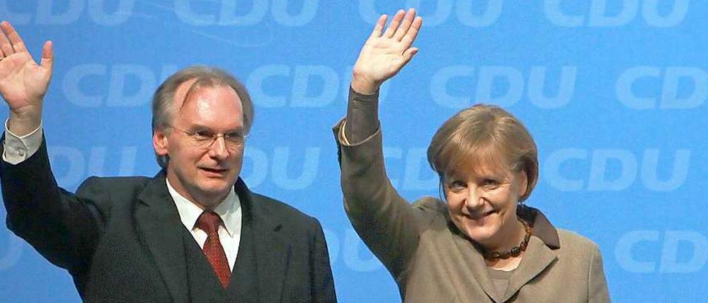 Durchatmen für die CDU. Sachsen-Anhalts CDU-Spitzenkandidat Reiner Haseloff mit Bundeskanzerlin Angela Merkel zum Abschluss des Wahlkampfes am Freitag. 