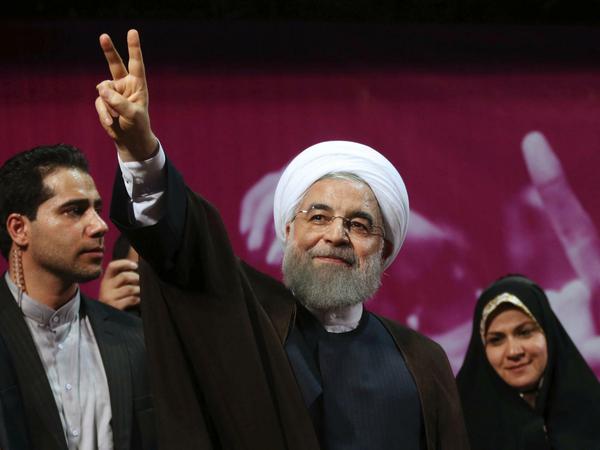 Irans Präsident Ruhani (Mitte) warnt die USA vor der "Mutter aller Kriege".