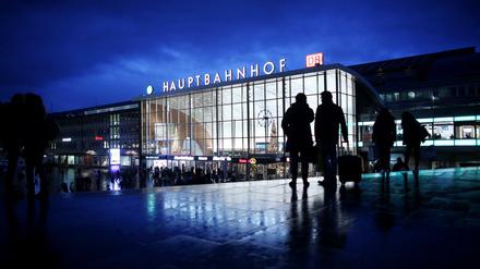 Der abendlich beleuchtete Hauptbahnhof in Köln.