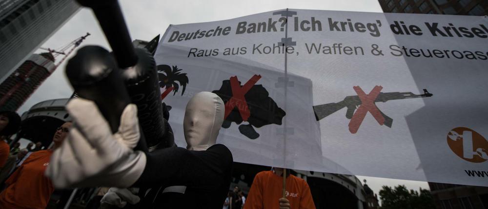 Mai 2018 in Frankfurt am Main: Ein Aktivist von Attac inszeniert sich bei einer Aktion gegen die Deutsche Bank