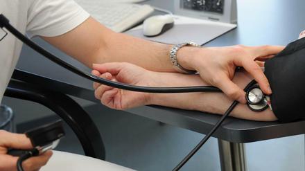 Das treibt den Blutdruck: Die Beiträge der privaten Krankenversicherer steigen enorm.