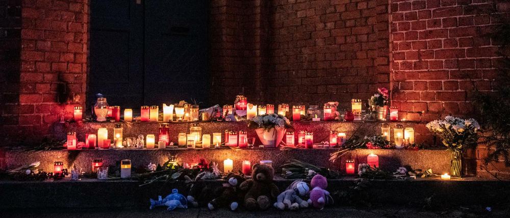 Trauer bei den Mitschülern ddes verstorbenen Mädchens: Auf den Stufen zum Eingang der Hausotter-Grundschule in Reinickendorf stehen bzw. liegen Kerzen, Blumen und Stofftiere. 