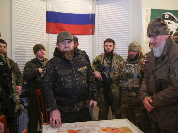 Tschetschenen-Führer Ramsan Kadyrow (m.) bei einem Beusch in Mariupol Ende März.