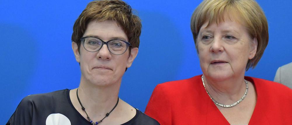 CDU-Chefin Annegret Kramp-Karrenbauer (links) mit Kanzlerin Angela Merkel Ende Juni in Berlin.