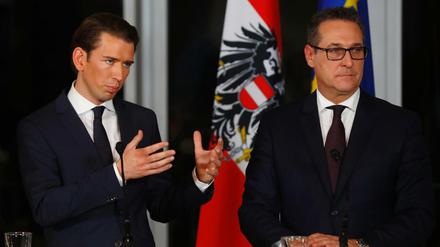 Der neue österreichische Kanzler Sebastian Kurz (l.) und FPÖ-Chef Heinz-Christian Strache bei der Pressekonferenz am Samstag.