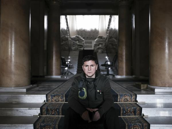 Mikhailo Podoljak lebt seit dem Kriegsbeginn am 24. Februar im Präsidentenpalast.