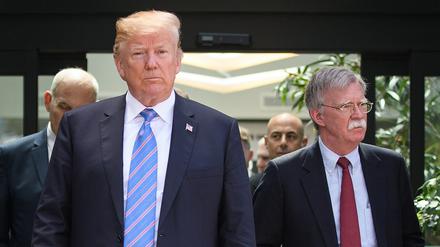 US-Präsident Donald Trump und Sicherheitsberater John Bolton, hier im Sommer 2018 beim G7 Gipfel in Kanada.