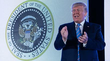 US-Präsident Donald Trump vor dem falschen Wappen 
