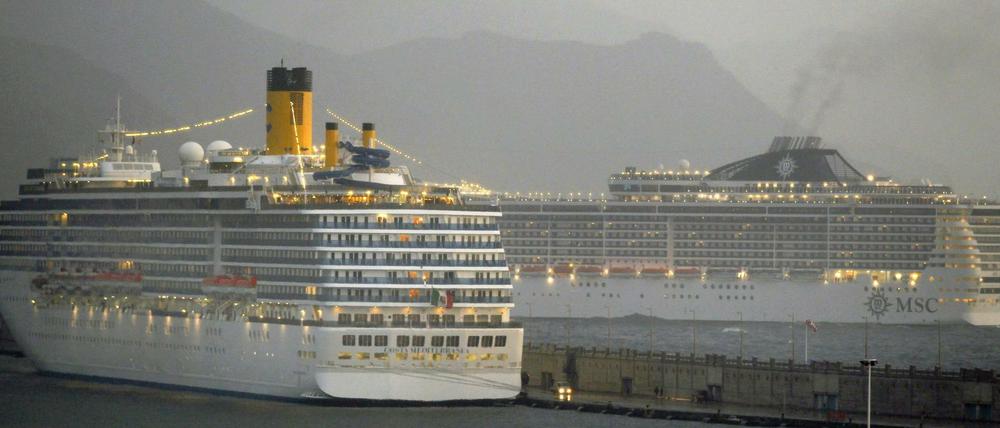 Die "MSC Fantasia" (hier rechts im Dezember 2013 im Hafen von Teneriffa) hat 4000 Menschen an Bord.