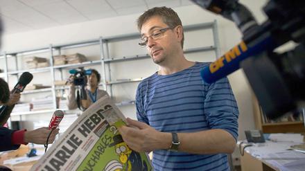 Der Zeichner und Direktor der Wochenzeitschrift "Charlie Hebdo", bekannt unter dem Künstlernamen Charb, mit der aktuellen Ausgabe des Hefts.