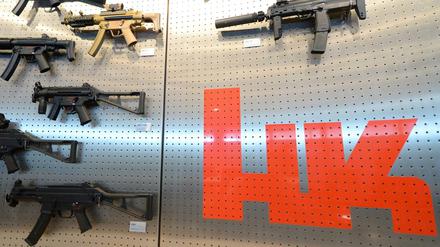 Maschinenpistolen hängen am Firmensitz des Waffenproduzenten Heckler und Koch in Oberndorf (Baden-Württemberg). 