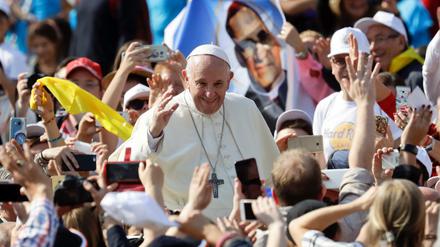Papst Franziskus fährt nach einer Heiligsprechungs-Feier auf dem Petersplatz zwischen Gläubigen hindurch. 