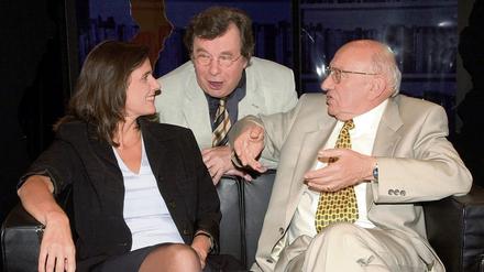 Hellmuth Karasek (Mitte) im Gespräch mit Iris Radisch und Marcel Reich-Ranicki im Jahr 2000 im ORF-Studio nach der Ausstrahlung des "Literarischen Quartetts". 