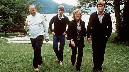 Bundeskanzler Helmut Kohl, seine Gattin Hannelore und die Söhne Walter und Peter (r.) laufen im Juni 1981 über eine Wiese am Wolfgangsee.