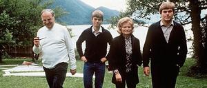 Bundeskanzler Helmut Kohl, seine Gattin Hannelore und die Söhne Walter und Peter (r.) laufen im Juni 1981 über eine Wiese am Wolfgangsee.