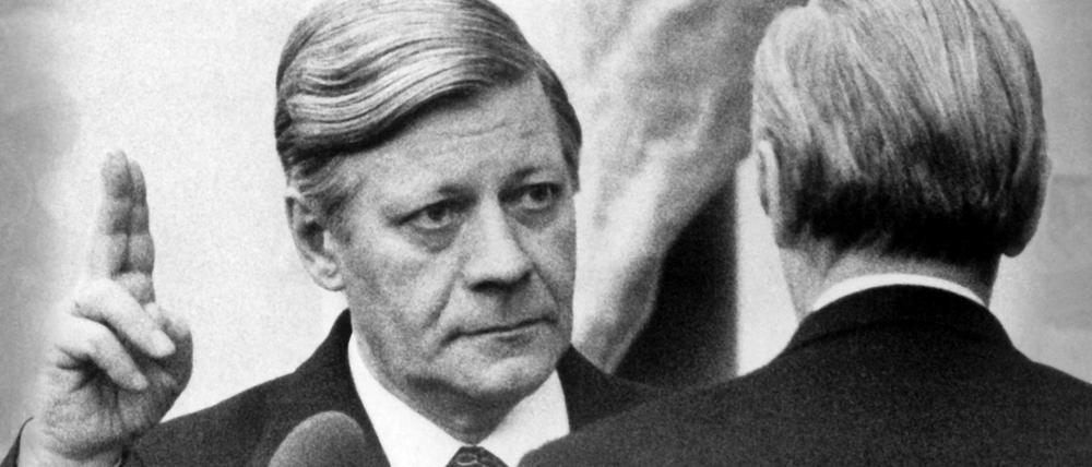 Knapp zwei Stunden nach seiner erneuten Wahl durch den Deutschen Bundestag wird Helmut Schmidt am 15.12.1976 als Bundeskanzler vereidigt.