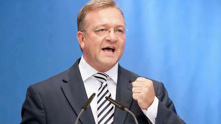 Berlins Innensenator Frank Henkel (CDU) betrachtet den Kampf gegen rechtsextremistische Gewalt als „nationale Aufgabe“.