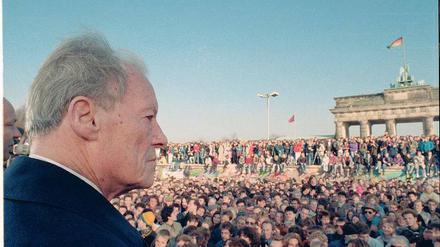 Endlich am Ziel. „Jetzt wächst zusammen, was zusammengehört.“ Willy Brandt am 10. November 1989 vor der Mauer am Brandenburger Tor. 