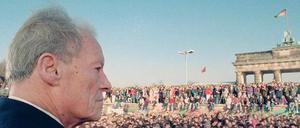 Endlich am Ziel. „Jetzt wächst zusammen, was zusammengehört.“ Willy Brandt am 10. November 1989 vor der Mauer am Brandenburger Tor. 