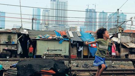Ein Mädchen in einem Slum in der indonesischem Hauptstadt Jakarta. Die Armenviertel dort werden jedes Jahr während der Regenzeit überschwemmt. Doch in den Stadtvierteln, die sicherer sind, können sich die Armen keine Wohnungen leisten. 850 Millionen Menschen leben unter unzumutbaren Bedingungen, beklagen die Regierungsberater vom WBGU. Diese Zahl könnte bis 2050 um eine bis zwei Milliarden weitere Menschen steigen, befürchten sie. 