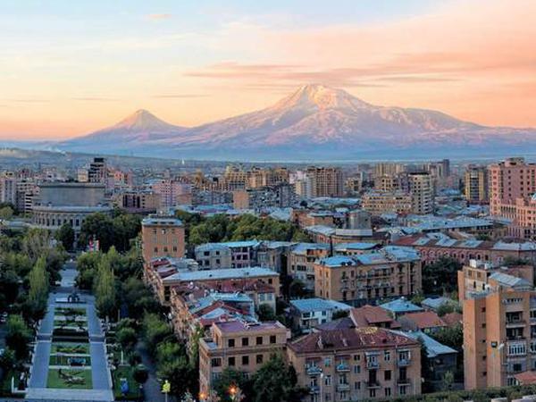 In Jerewan, einer der ältesten Städte der Welt, sind zahlreiche neue Viertel entstanden. Im Hintergrund ragt der Berg Ararat auf. 