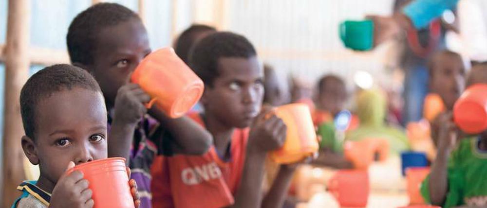 Proteine zum Überleben. Kinder trinken einen Eiweißmix, den das UN-World-Food-Programme bei der Schulspeisung in einem Flüchtlingscamp in Äthiopien ausgibt. Dort leben mehr als 30 000 Menschen, die meisten aus Somalia. 