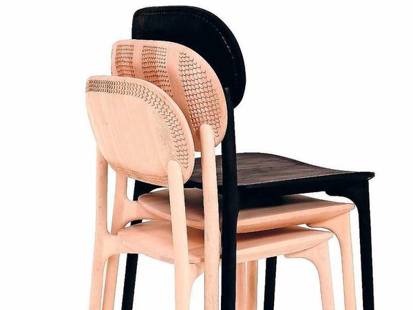 Die Stühle "Unna" von Monica Förster sind stapelbar und auf der Rückenlehne diskret verziert.