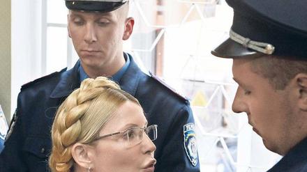 Wütender Protest. Julia Timoschenko am Dienstag im Gericht in Kiew. Die ehemalige Ministerpräsidentin wurde wegen Amtsmissbrauch zu sieben Jahren Haft verurteilt.