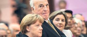 Herausragende Gestalt. Eingerahmt von Bundeskanzlerin Angela Merkel und seiner Frau Maike Kohl-Richter nahm Altkanzler Kohl an dem Festakt im Deutschen Historischen Museum in Berlin teil. 