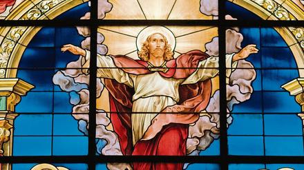 Die Fenster der deutschen Kirche in Stockholm mit einer Abbildung von Christi Himmelfahrt.