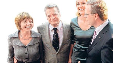 Alt und neu. Das Präsidentenpaar in spe Daniela Schadt und Joachim Gauck mit dem Ex-Präsidentenpaar Bettina und Christian Wulff (v.l.). Foto: dpa