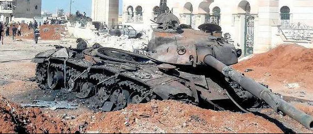 Spuren des Kampfes: Das Wrack eines Panzers der Regierungstruppen steht in Aleppo im Norden Syriens.