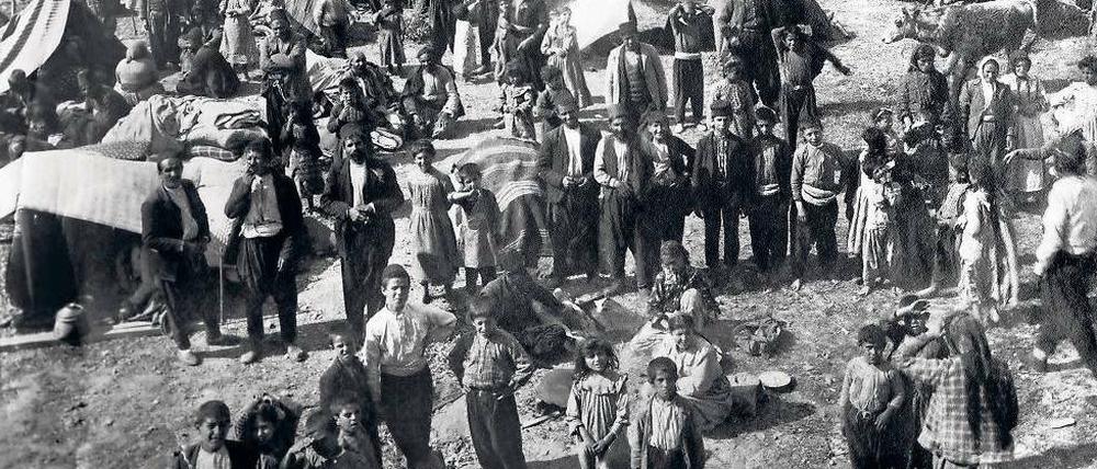 Dem Tod entkommen. Armenische Familien in einem Flüchtlingscamp im Dezember des Jahres 1920.