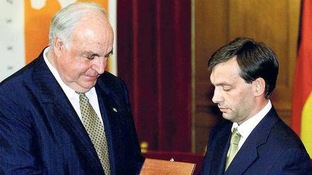 Vor 16 Jahren überreichte Viktor Orban dem Altkanzlerl die Millenniums-Medaille für Staatsmänner.