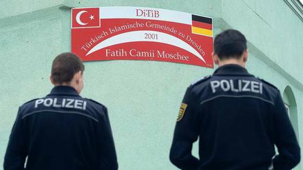 Tatort. Seit dem Anschlag wird die Fatih-Camii-Moschee von Polizisten bewacht.